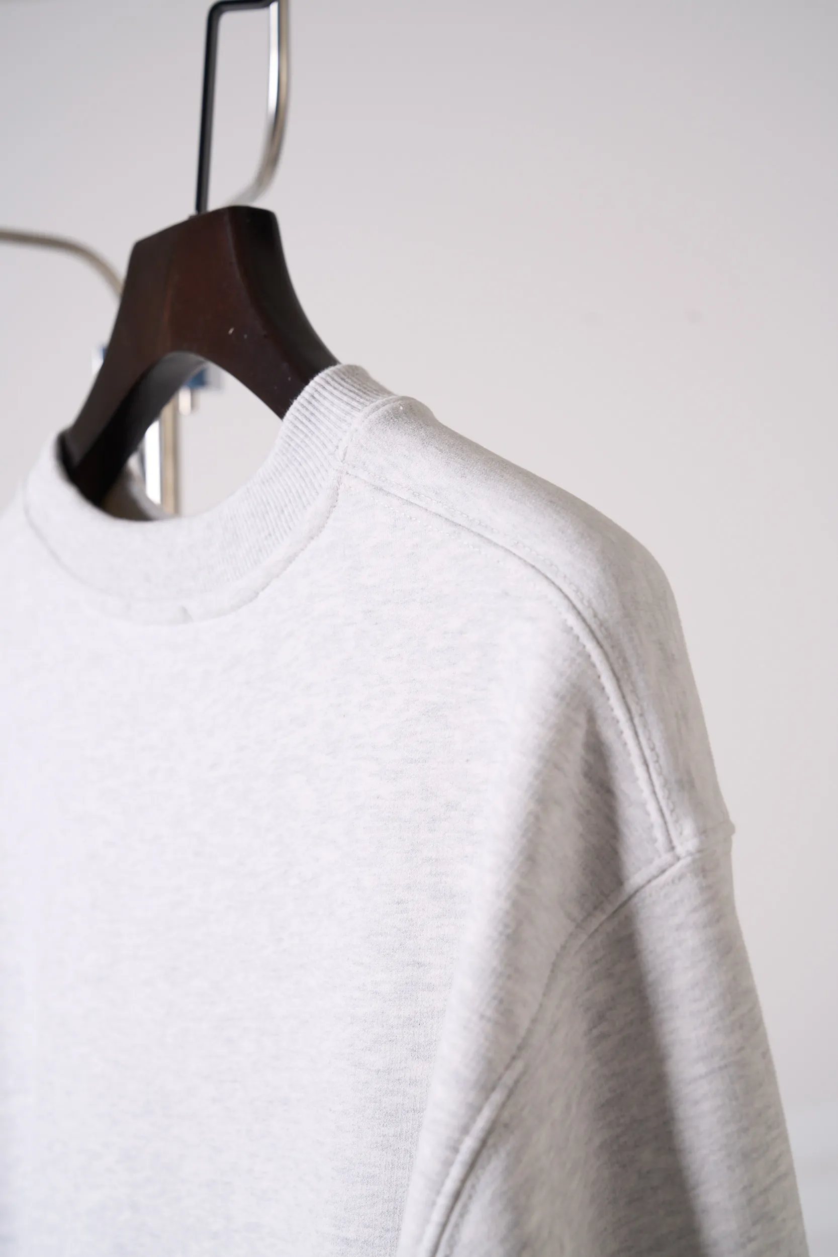 [Real auction] Celine/Céline Paris letter printed logo round neck sweatshirt (women's style) [In Stock] S M L custom-dyed densely woven fish scale sheared cotton material, fine and fluffy, soft and skin-friendly. The hemp gray floral gauze sets off the warm background, and the golden contrasting colors illuminate the academic charm, freely interpreting the casual and relaxed posture of a girl. The iconic Celine Paris arch print is placed on the chest of the body, and the Retro school font is layered in contrasting colors, which is neat, full and powerful; the cuffs are embellished with exquisite hand-embroidered logos, which are low-key and hidden in the sleeves, and the light and dark echo each other. The soft dropped shoulders and loose fit take into account relaxation and neat lines. The moderate length flatters the body shape and creates a casual retro college girl silhouette. The style is evident in the details, relaxed yet refined, interpreting the retro accent of contemporary girls. 1. Imported machine embroidery technology uses advanced computer control systems and precision mechanical components to precisely create the iconic TRIOMPHE logo embroidery, with smooth and delicate lines and a full sense of sophistication. 2. Glue printing: Use glue liquid paint to print patterns on the fabric, and bake the fabric to fix the printed pattern. 3. Fermentation washing treatment: The fabrics have been fermentation washing, which makes the hand feel and texture better, is not easy to deform, shrink, and fade, and maintains long-term beauty and loose fit.